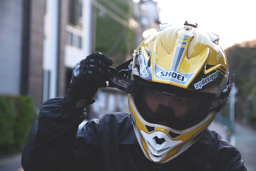 オフヘルメットに革命？貼るだけ暑さ、曇りを解決してくれる「エアフラップス」がマジで快適 | ジャペックス公式サイト